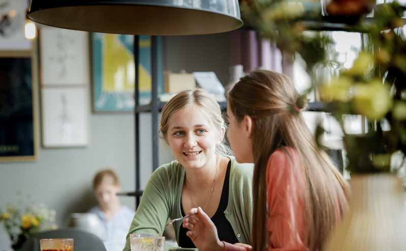 Gespräch im Café mit Phonak Hörgeräten